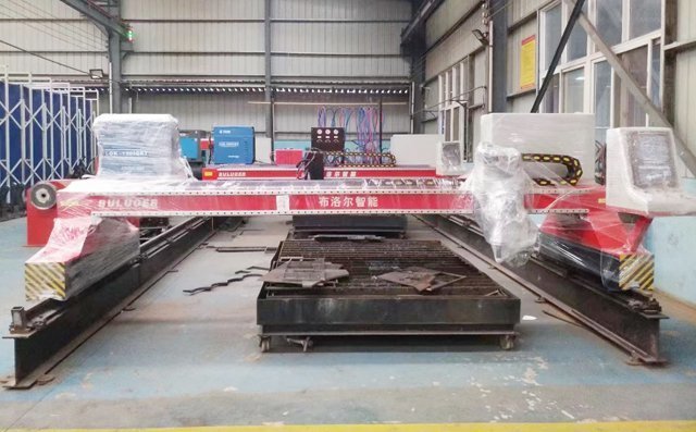 龍門式數(shù)控等離子火焰切割機(jī)完成包裝 龍門式數(shù)控等離子火焰切割機(jī)完成包裝