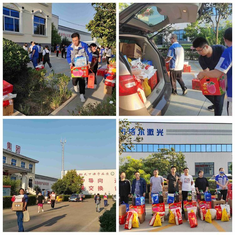 發(fā)放禮品合影 發(fā)放禮品合影