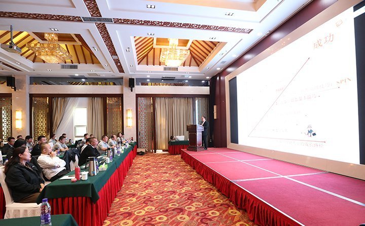 布洛爾特邀賽軍咨詢老師進行大客戶培訓 布洛爾特邀賽軍咨詢老師進行大客戶培訓