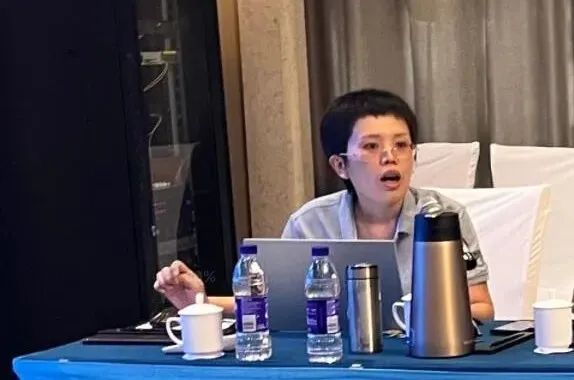 李主任進行前三季度銷售數(shù)據(jù)匯報 李主任進行前三季度銷售數(shù)據(jù)匯報